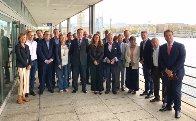 La presidenta del Port de Barcelona, Merc Conesa, al costat de membres de l'AED que han visitat l'enclavament portuari aquest divendres