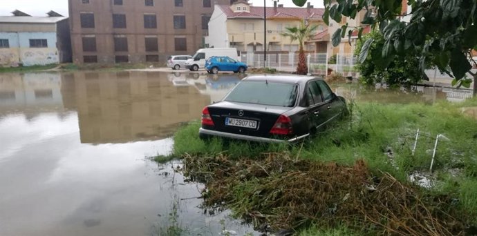 Un coche arrastrado por la corriente en Beniaján