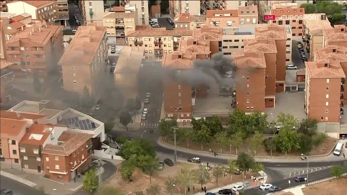 Captura de pantalla del fuego originado en un bloque de viviendas que se ha podido ver en la retransmisión del final de etapa de La Vuelta en Toledo