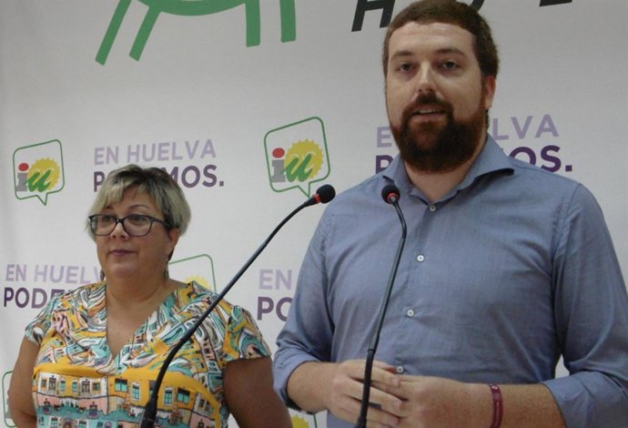 El diputado por Huelva de Unidas Podemos, Alejandro García, y la portavoz de IU en el Ayuntamiento de Huelva, Mónica Rossi,