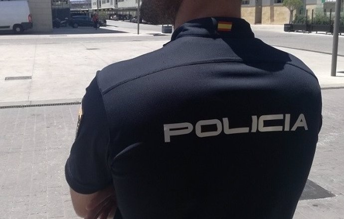 Un agente de la Policía Nacional