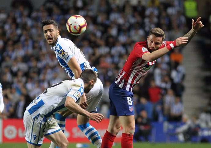 Saúl pugna con un balón com Mikel Merino en el Real Sociedad-Atlético de 2018-19