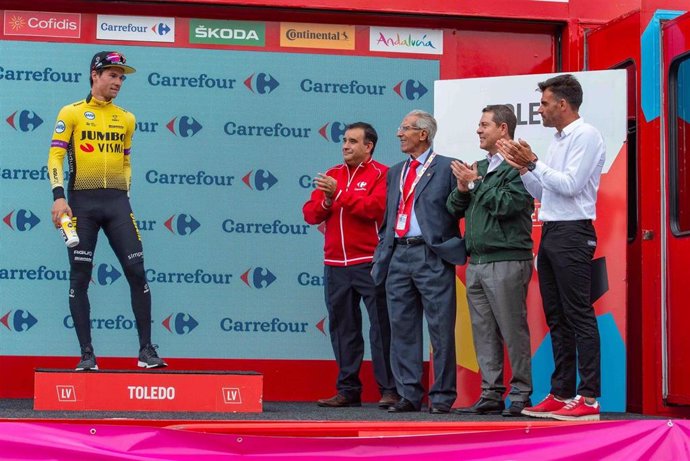 El presidente autonómico, Emiliano García-Page, asiste al final de etapa de La Vuelta en Toledo