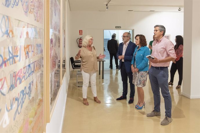 El vicepresidente ha inaugurado en la Casa de Cultura de Torrelavega la exposición Con derecho al arte con obras de ocho artistas con discapacidad intelectual residentes en el CAD de Sierrallana