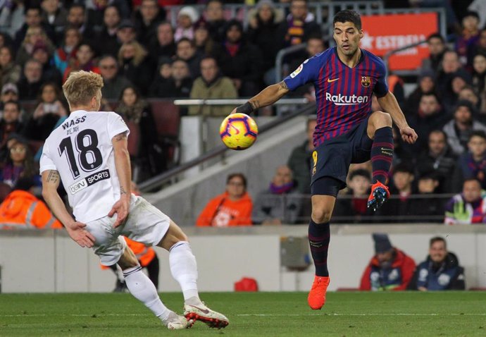 Luis Suarez ante Wass en un Barcelona - Valencia