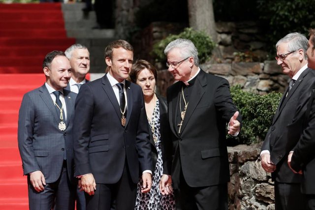 El copríncipe episcopal de Andorra, Joan Enric Vives, recibe a Emmanuel Macron a las puertas de Casa de la Vall del Principado.
