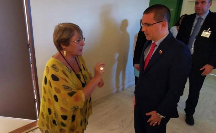La Alta Comisionada de Derechos Humanos de la ONU, Michelle Bachelet, y el ministro de Exteriores de Venezuela, Jorge Arreaza