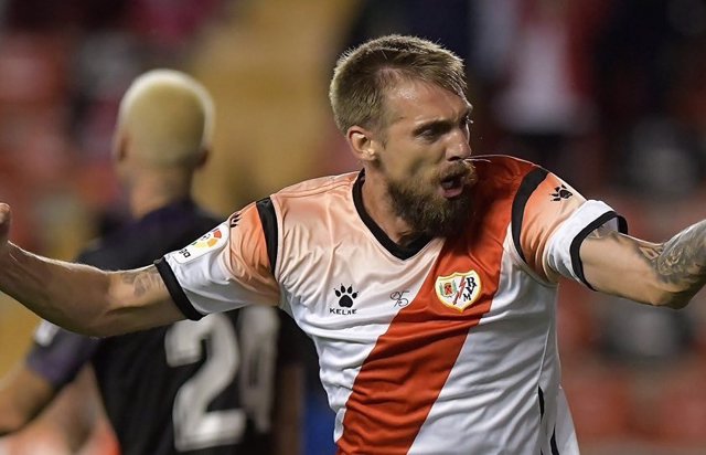 Esteban Saveljich celebra un gol con el Rayo Vallecano.
