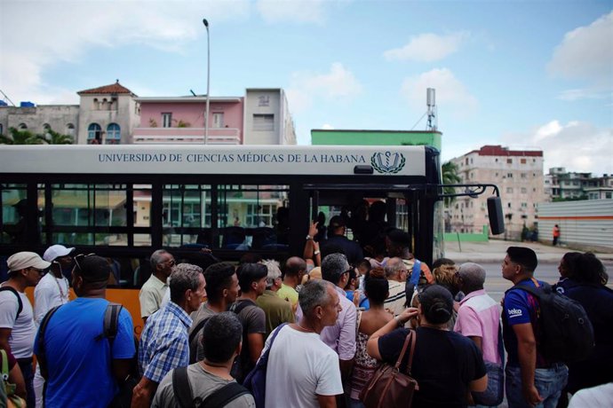 Cubanos esperan para subir a un autobús en La Habana ante el desabastecimiento de combustible