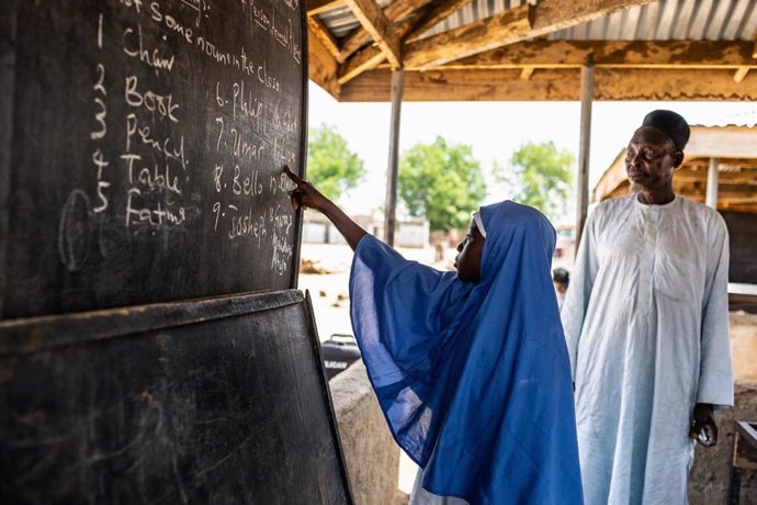 Una niña en una escuela en Nigeria