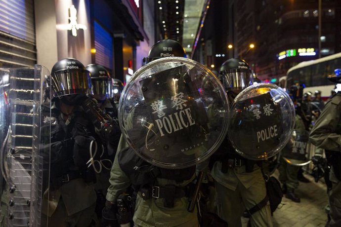 Agentes antidisturbios en Hong Kong