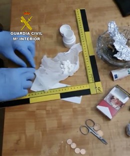 Material intervingut per la Gurdia Civil als detinguts en una operació contra el trfic de drogues.