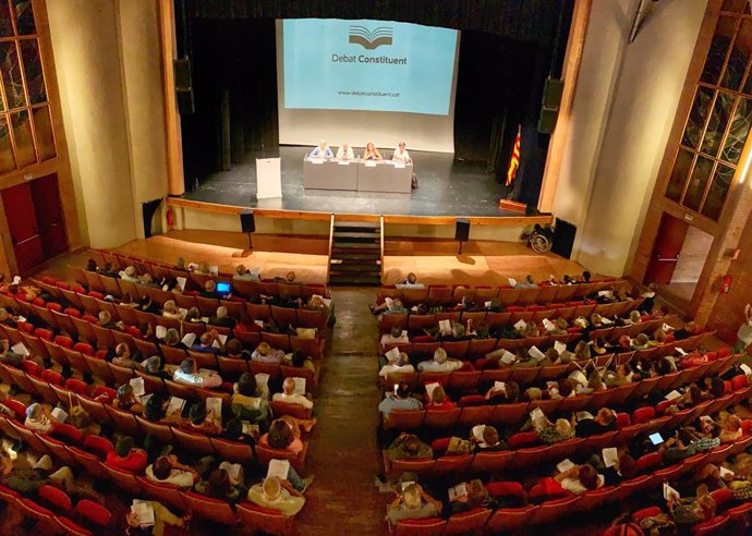 Unes 200 persones participen en la primera sessió de Debat Constituent, a Tortosa.