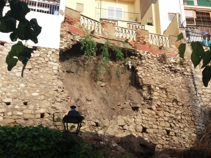 Desprendimiento de parte de una de las paredes de la calle del Pal de la Vila (Alicante) por las fuertes lluvias