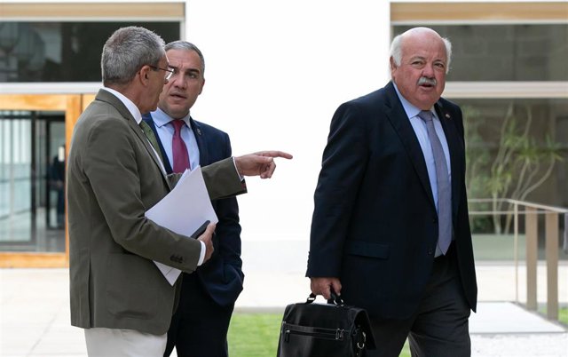 Segunda jornada de sesión plenaria con preguntas de los grupos al presidente de la Junta de Andalucía. (I-D) El consejero de Economía, Rogelio Velasco; el consejero de Presidencia, Elías Bendodo; y el consejero de Salud y Familias, Jesús Aguirre; a la lle