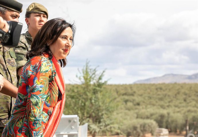 La ministra de Defensa en funciones, Margarita Robles (i), observa durante su visita las labores de desmontaje del puente instalado por el Ejército de Tierra en la localidad de El Rubio.