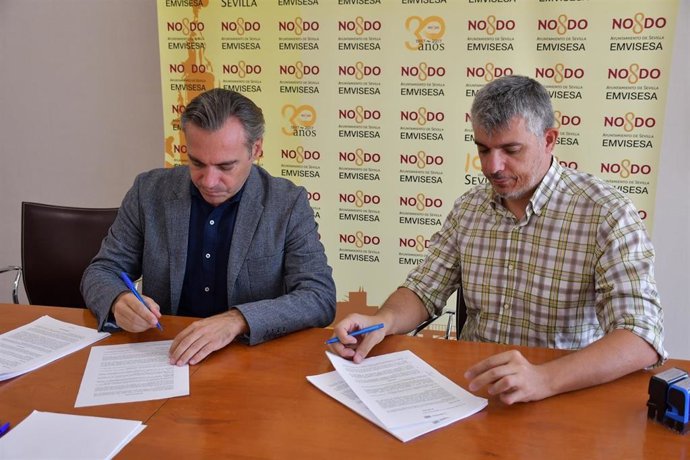 Firma de la ampliación del contrato de agentes de proximidad de Emvisesa