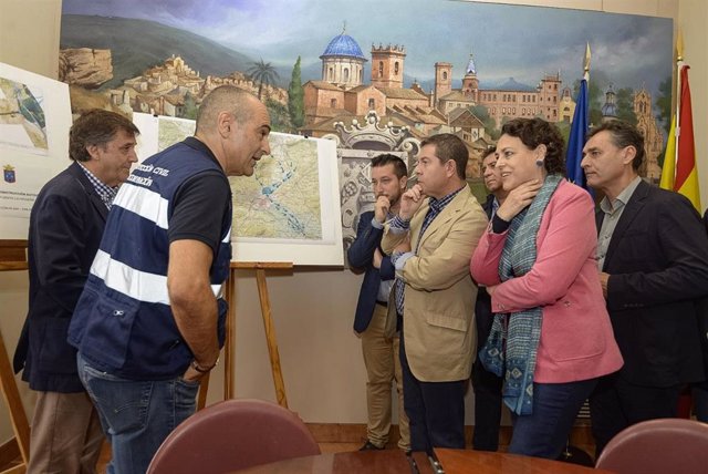 El presidente de Castilla-La Mancha, Emiliano García-Page, junto a la ministra de Trabajo, Magdalena Valerio, en su visita a Caudete y Almansa.