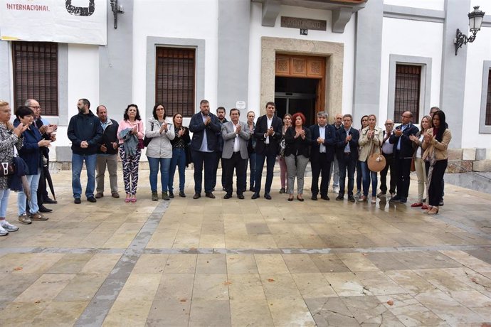 El presidente de la Diputación de Granada, José Entrena (PSOE), participa en el minuto de silencio al vecino de Baza fallecido por el temporal de la gota fría