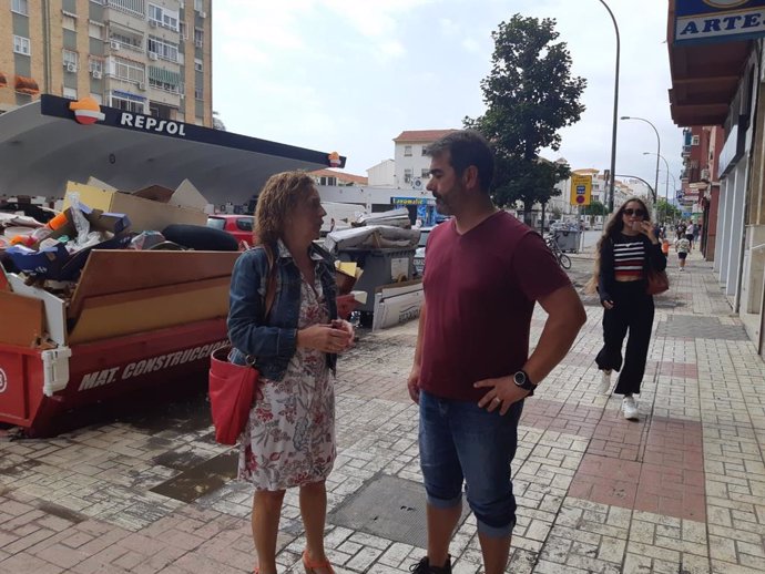 La viceportavoz del Grupo Municipal Socialista, Begoña Medina, habla con un vecino sobre el temporal en Héroe de Sostoa.