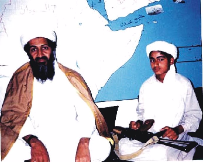 Usama bin Laden junto a su hijo Hamza