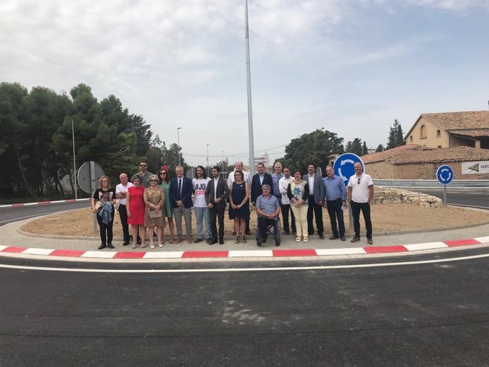 El conseller de Territori i Sostenibilitat, Dami Calvet, i l'alcalde de Bellpuig (Lleida), Jordi Estiarte, visiten la nova rotonda de Bellpuig al costat d'altres crrecs de la Generalitat.