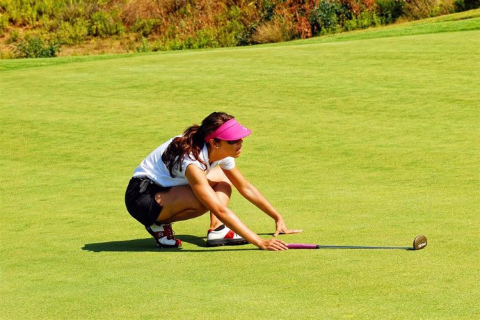 Una jugadora en un campo de golf de la provincia.