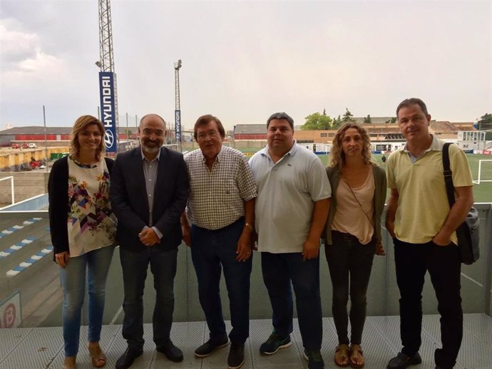 El conseller de Turismo y Deportes, Andreu Serra (2i); la directora insular de Deportes, Marga Portells (1i), y el presidente de la Federación de Fútbol de las Islas Baleares, Miquel Bestard (3i).