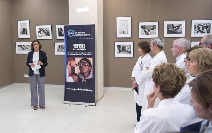 La coordinadora del Fundación Ojos del Mundo, Miren Rodríguez, en la inauguración de la exposición Ojos de Inhambane