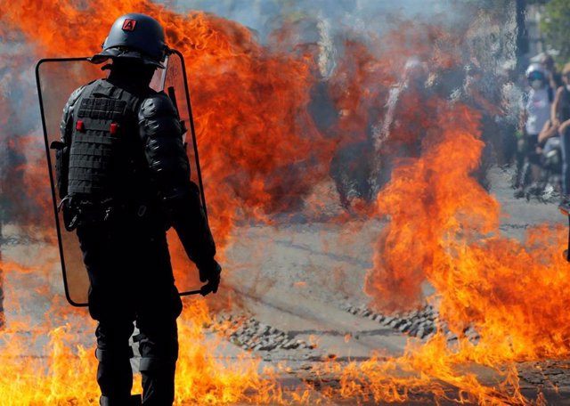 Explosión de un cótel molotov durante una manifestación de los chalecos amarillos en Nantes