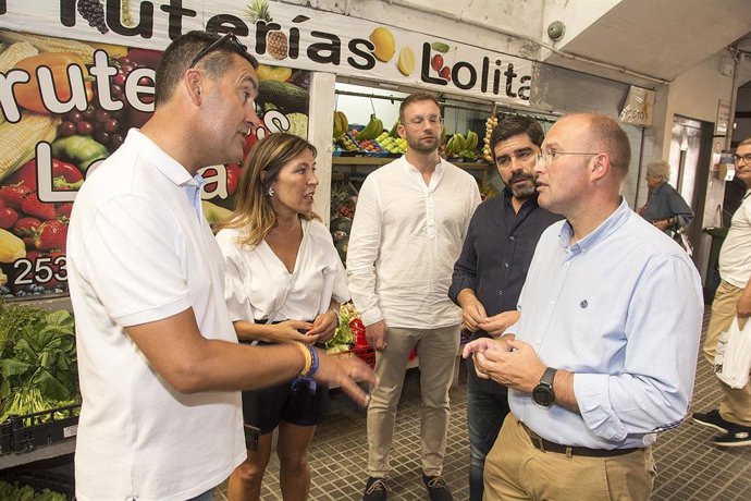El secretario general del PP de Galicia, Miguel Tellado, y la portavoz municipal del PP, Beatriz Mato, visitan el barrio de A Falperra.