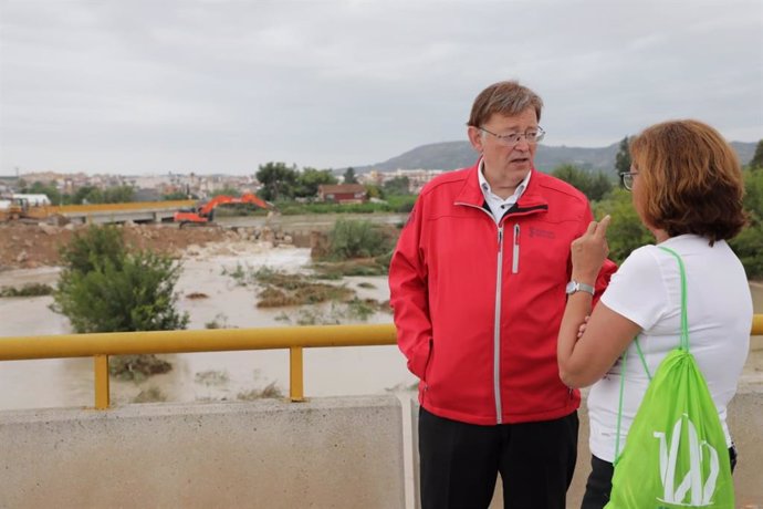 El president de la Generalitat, Ximo Puig, habla con la alcaldesa de Almoradí, María Gómez, durante las obras de reparación de la mota del río Segura