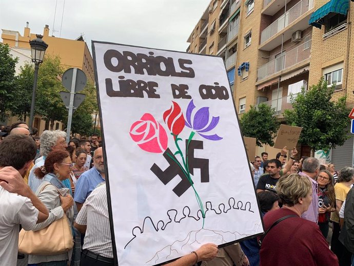 Vecinos, asociaciones y colectivos del barrio de Orriols (Valncia), durante la "concentración pacífica"
