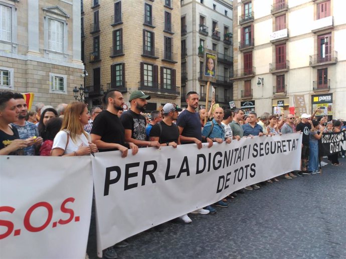 La manifestación "por la seguridad y la convivencia" en Barcelona convocada por Tsunami Venal
