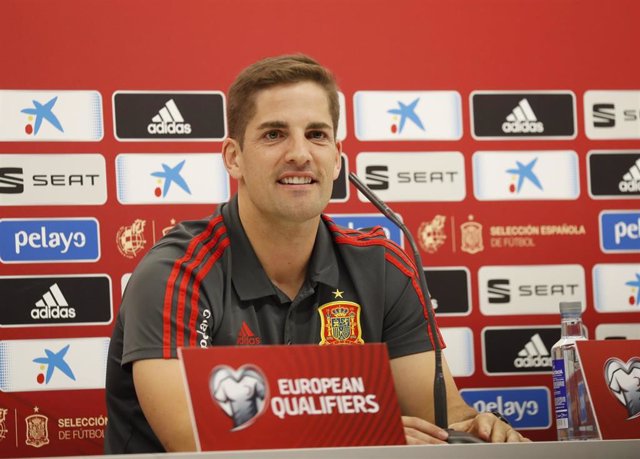 El seleccionador de la Selección de fútbol de España, Robert Moreno González, da declaraciones en una rueda de prensa ante los medios en el estado de El Molinón (Gijón).
