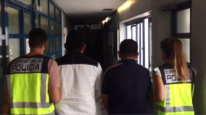 Dos de los tres detenidos por agentes de la Policía Nacional en Marbella por desfigurar la cara a golpes a un joven al que presuntamente confundieron con otro