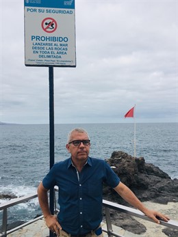El divulgador especializado en la lucha contra los ahogamientos, el canario Sebastián Quintana, en una zona de la capital grancanaria donde está prohibido lanzarse al mar, en La Puntilla, camino de El Confital