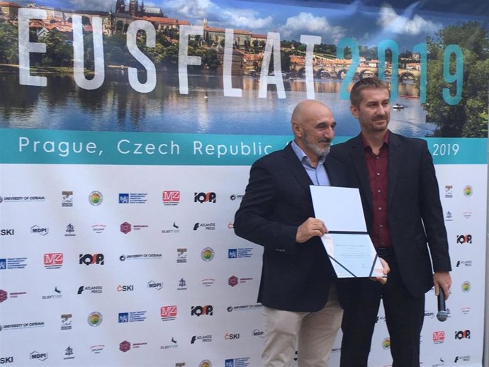 El catedrático e investigador Humberto Bustince recoge en Praga el galardón de manos de Martin Stepnicka, presidente de EUSFLAT
