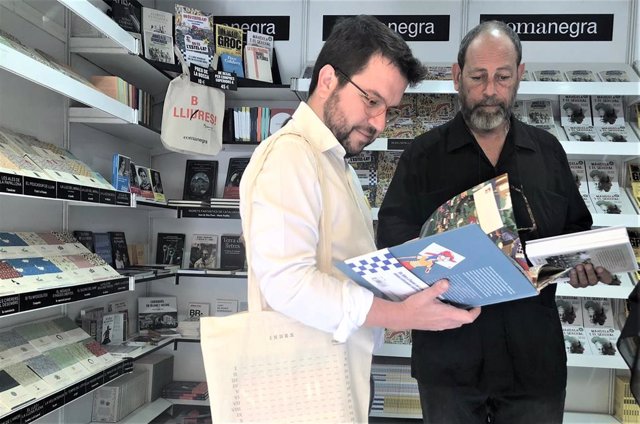 El vicepresidente de la Generalitat Pere Aragonès y el editor Joan Sala (Comanegra) en la Setmana del Llibre en Català
