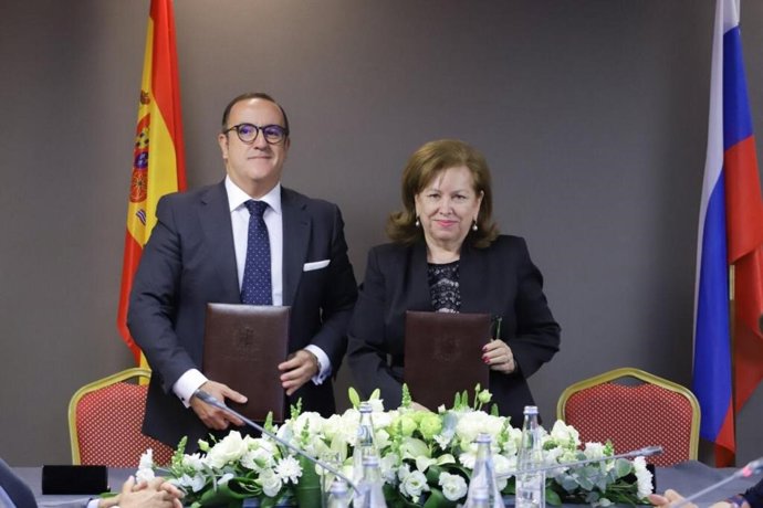 El delegado de Economía, Comercio, Relaciones con la Comunidad Universitaria y Área Metropolitana, Francisco Javier Páez, suscribe convenio de colaboración con la representante de la ciudad rusa de Rostov del Don