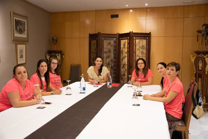 La parlamentaria del PSOE-A Noemí Cruz con las monitoras afectadas