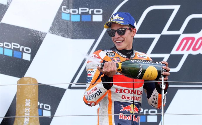 25 August 2019, England, Towcester: Spanish motorcycle racer Marc Marquez of Repsol Honda celebrates on the podium after coming in second during the 2019 British motorcycle Grand Prix at Silverstone Circuit. Photo: Bradley Collyer/PA Wire/dpa