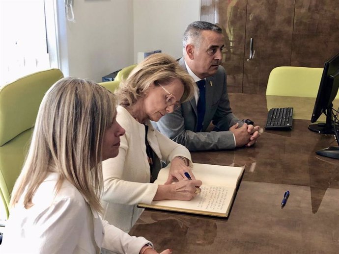 La consellera de Cultura de la Generalitat, Maringela Vilallonga, signa el llibre d'honor de Lloren del Penedés