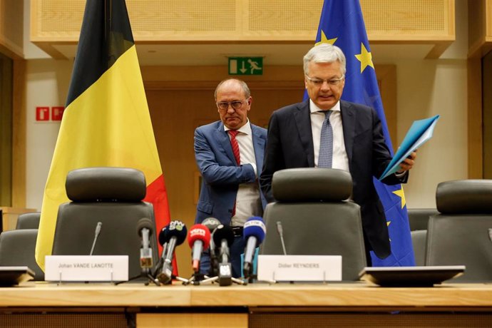 El viceprimer ministro, ministro de Asuntos Exteriores y de Defensa belga, Didier Reynders (derecha)