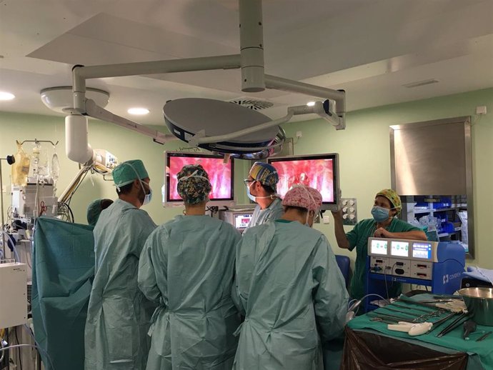 Profesionales sanitarios en una intervención quirúrgica en el Hospital Regional de Málaga