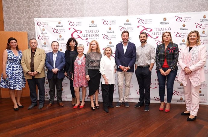 Los premiados por la Asociación Amigos del Teatro de Valladolid posan junto a las autoridades municipales y provinciales.