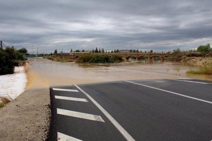 Carretera inundada en Benferri durante el temporal de septiembre de 2019