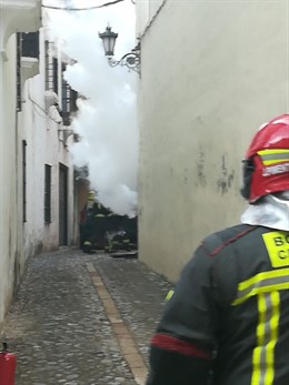 Un efectivo del Consorcio Provincial de Bomberos  de Málaga en  un incendio en Ronda