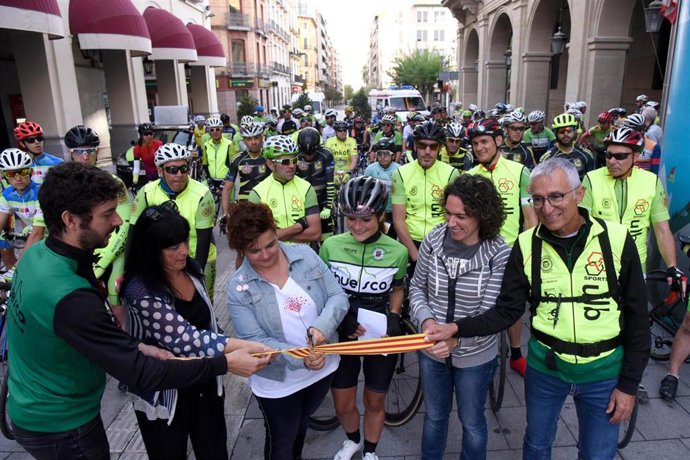 Cien ciclistas marchan por la seguridad vial como antesala de la Semana de la Movilidad en Huesca.