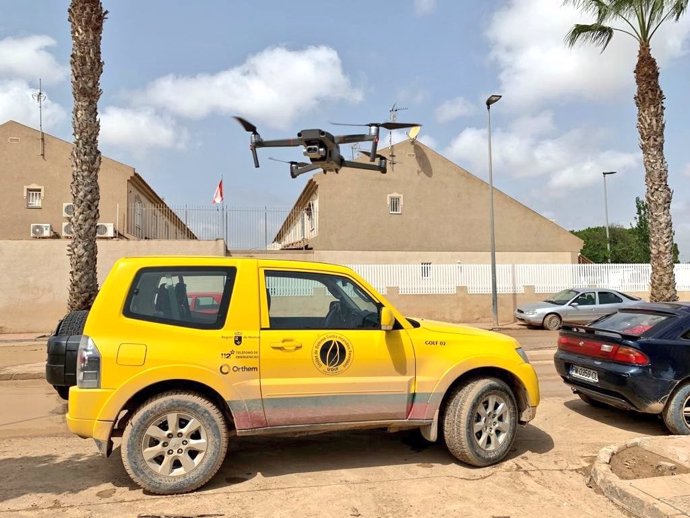 La Dirección General de Medio Natural de la CARM ha desplegado esta tarde un dron de la UDIF y UNAIF sobre Los Alcázares